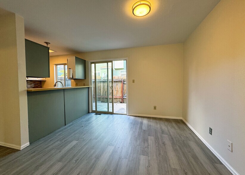 Building Photo - 965 London Green Way