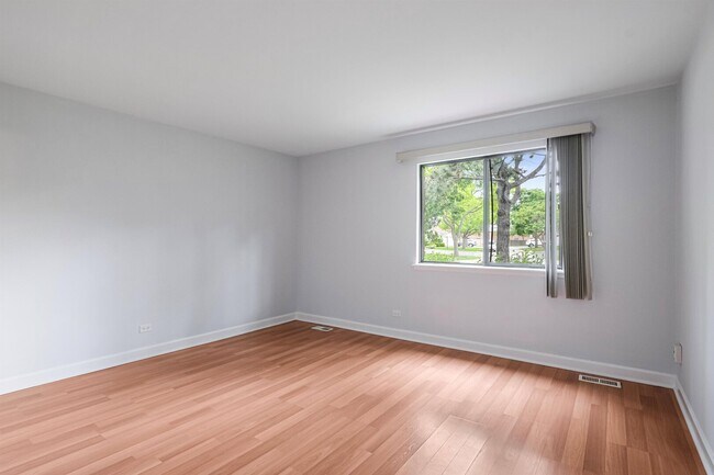 Building Photo - 697 Oakmont Ln