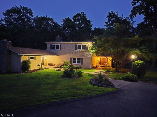 Building Photo - 8 Crosby Ln