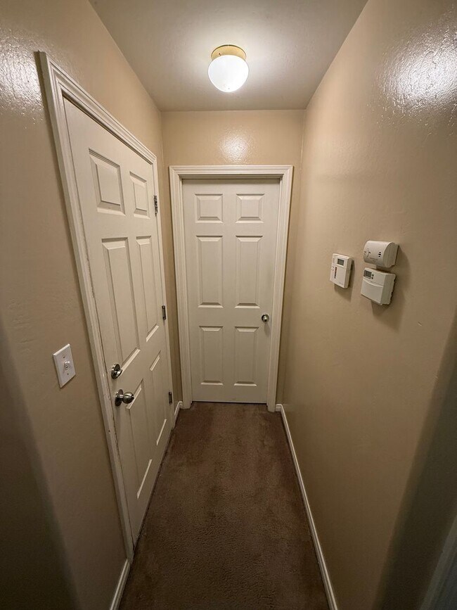 Building Photo - Spacious 3-Bedroom, 2-Bathroom Home in Sou...