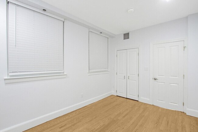 Building Photo - 140 Boylston St