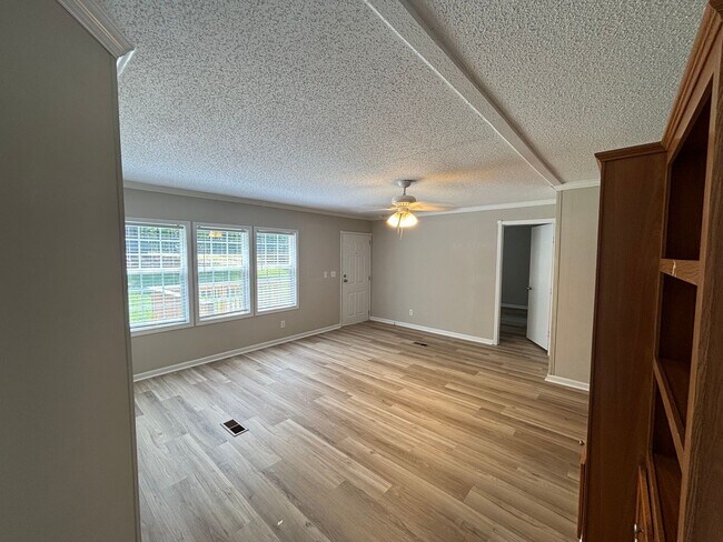 Building Photo - 1642 Oakwood Rd