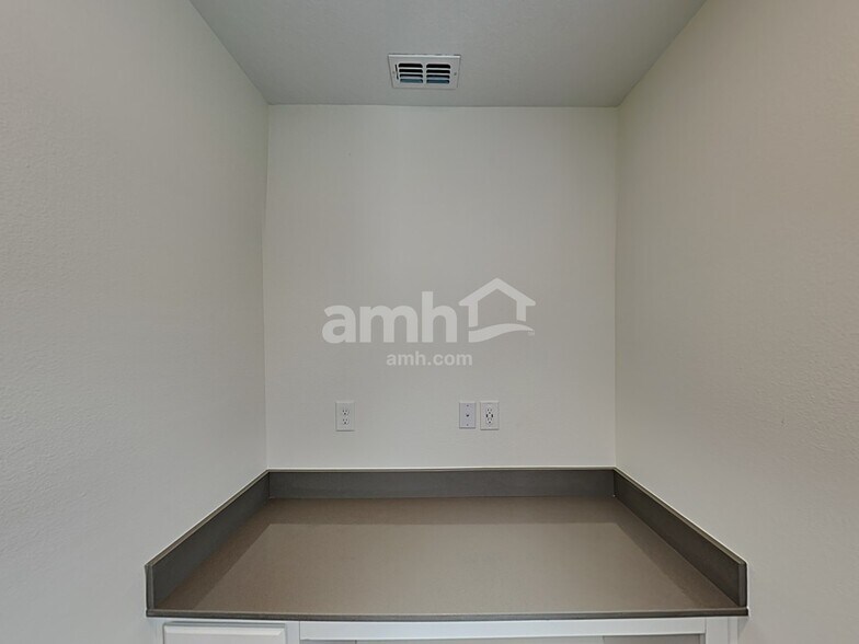 Building Photo - 1248 Sky Lks Dr