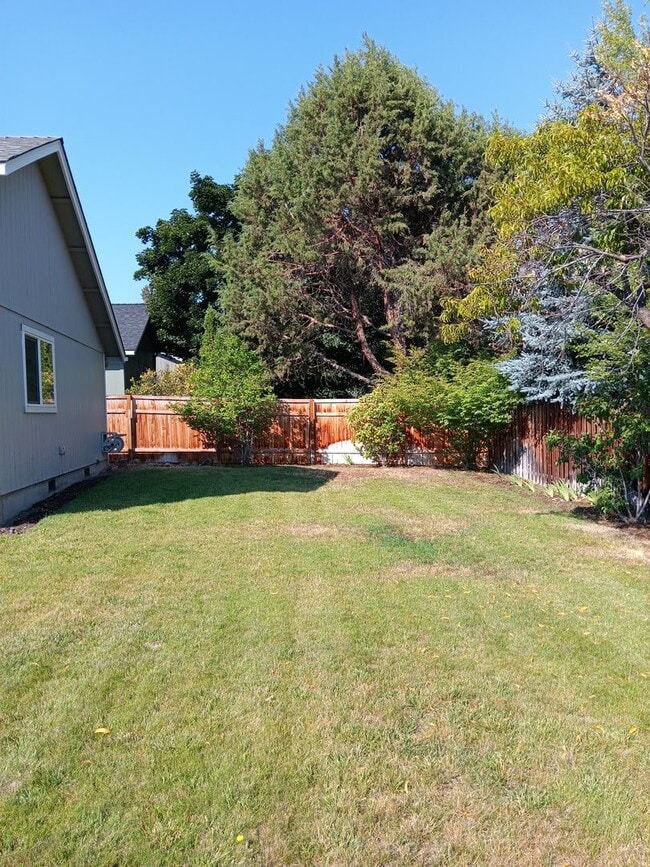 Building Photo - Charming Single-Level Home in Bend’s Mountain View Area