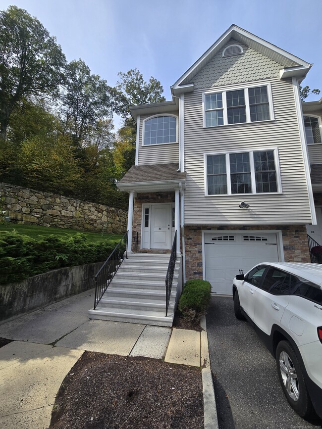 Primary Photo - 21 Old Oak Dr