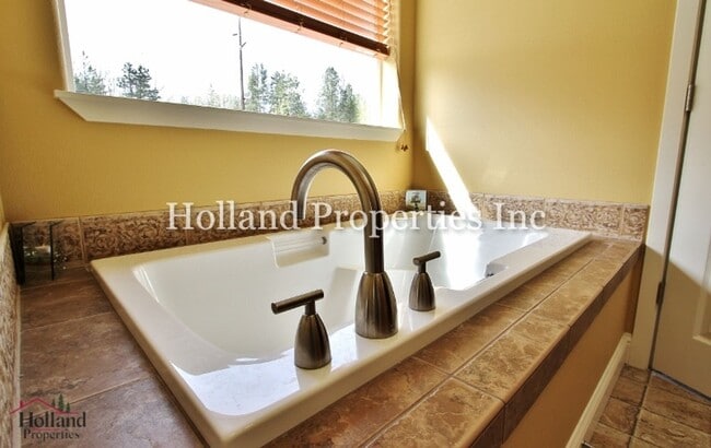 Building Photo - 5502 NE Lagos Ct