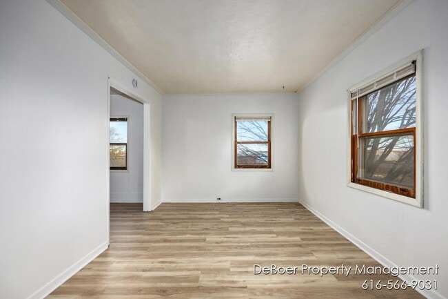 Building Photo - 1621 Lakeshore Dr