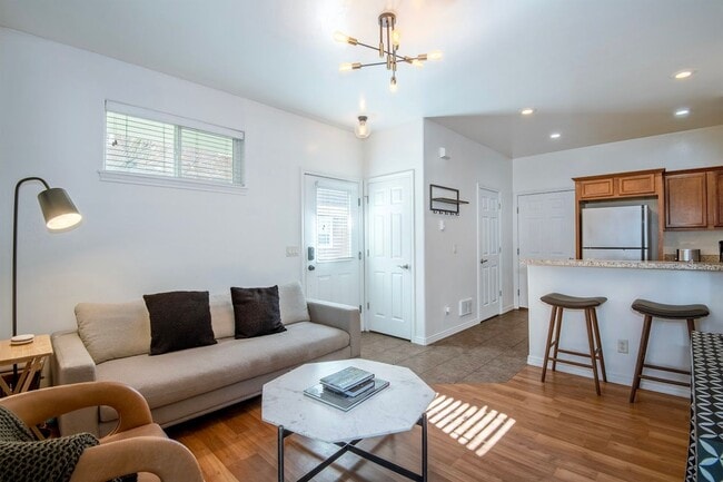 Building Photo - Fully Furnished 2 BR Townhouse in Driggs with Attached Garage