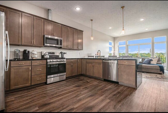 Building Photo - Fully Furnished 2 Master Suites | Luxe Townhome Near UNMC