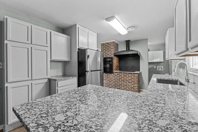 Building Photo - 2226 Raleigh Dr