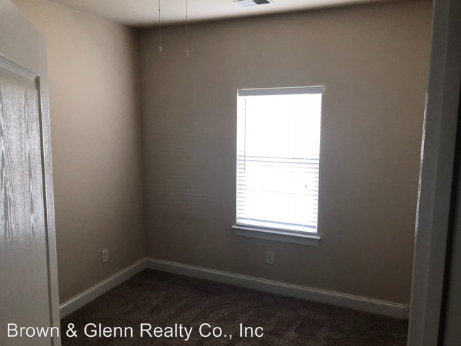Building Photo - 3 br, 2 bath House - 4820 Water Ct.