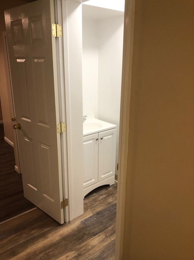 Building Photo - Brentwood 3 bedroom Duplex