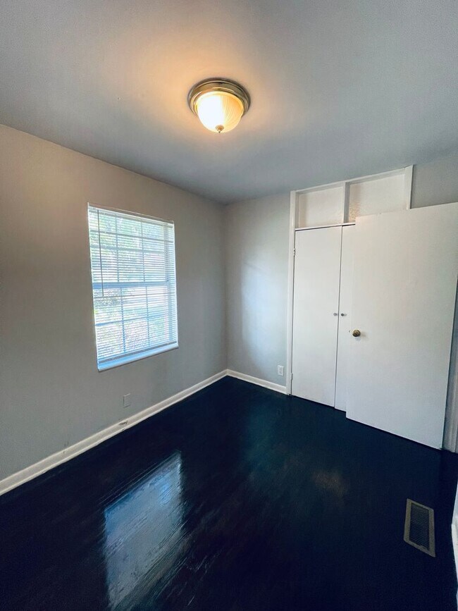 Building Photo - 3 Bedroom, 1 Bath House East Nashville!
