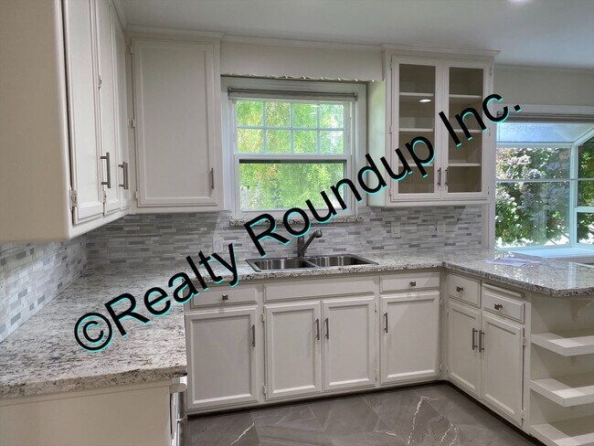 Building Photo - Beautiful Lincoln Village Home