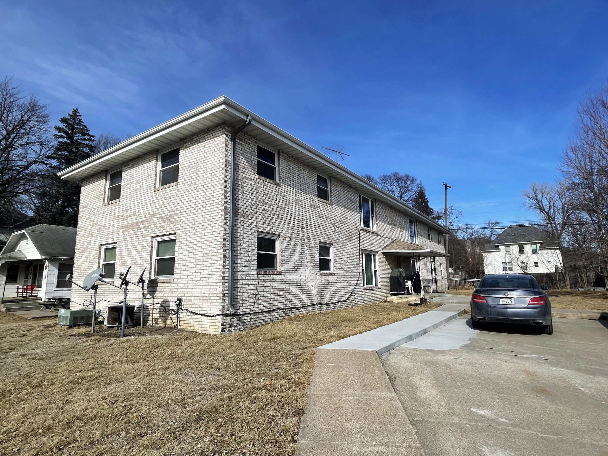 Building Photo - 402 W Eldora Ave