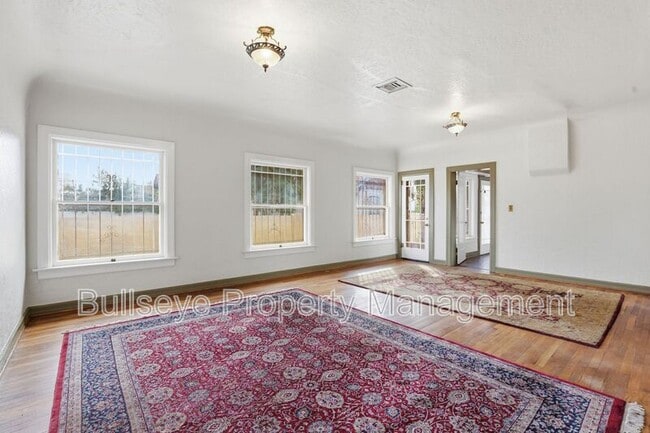 Building Photo - 718 W Roosevelt St