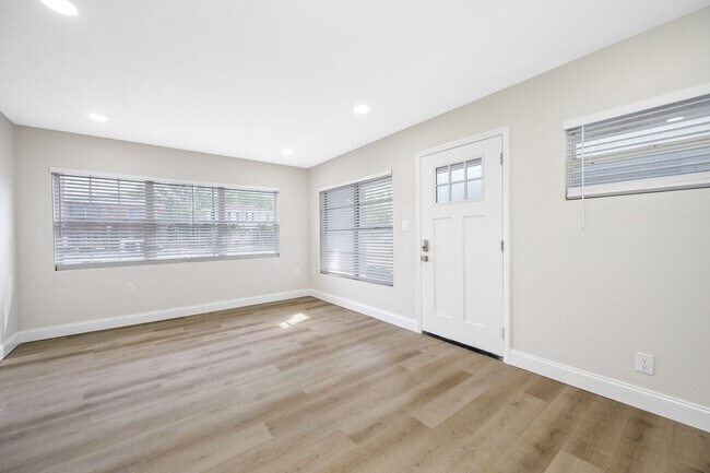 Building Photo - Davis Islands! RARE 3/2 FRESHLY RENOVATED,...