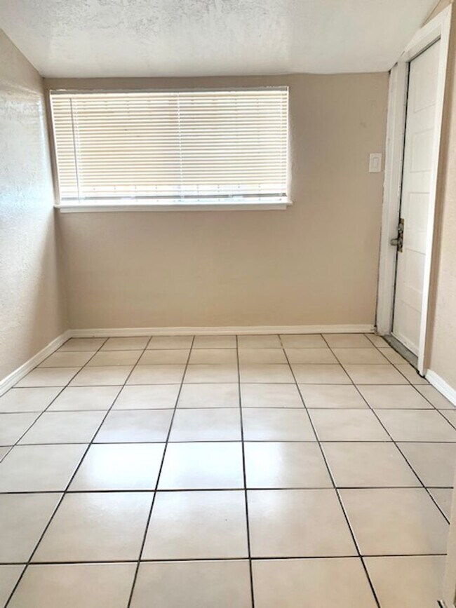 Building Photo - 07038