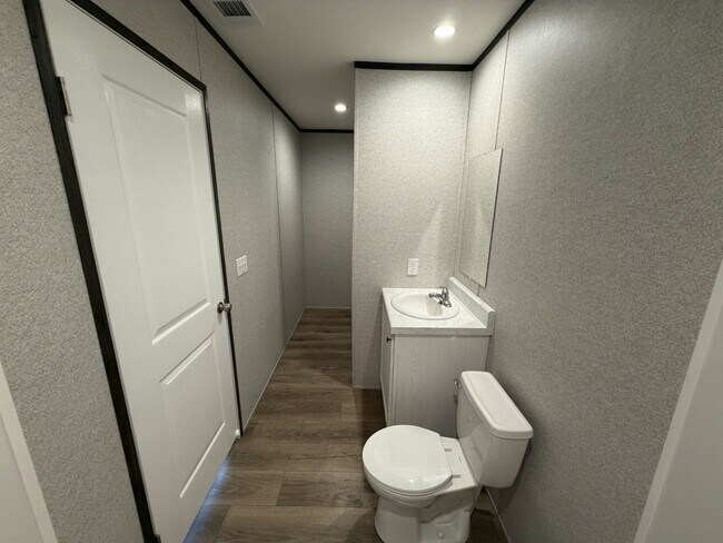 Building Photo - 156 Lakeside Garden Cir
