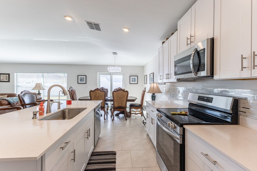 Building Photo - Move-In Ready 4-Bedroom Home with Modern Furnishings in Rotonda West