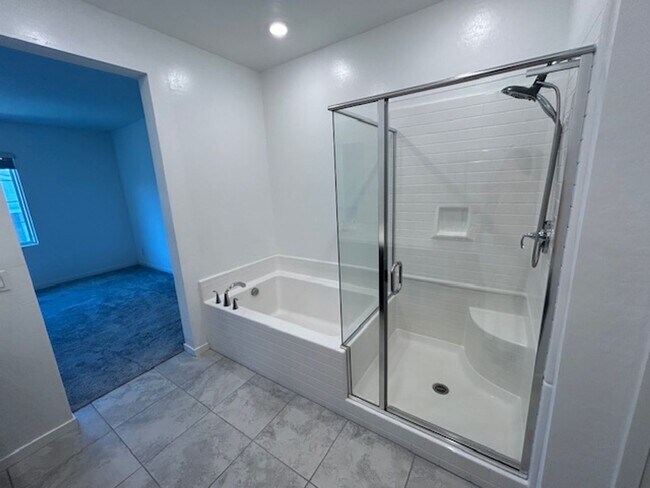 Building Photo - 3 bedroom townhome in Henderston gated community