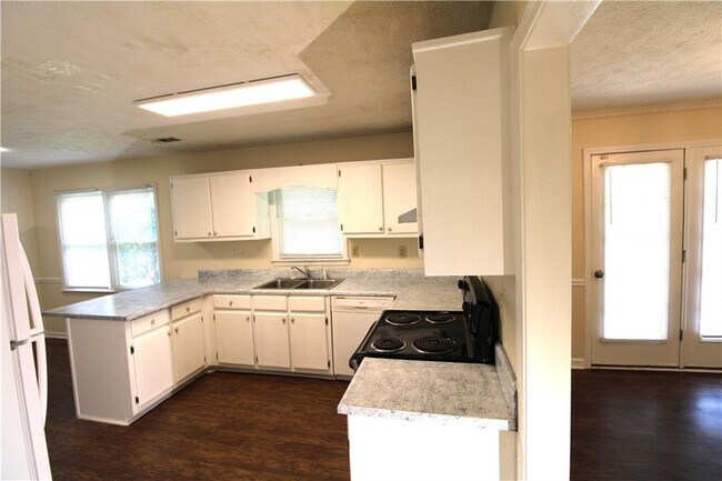 Building Photo - 2320 Ridgedale Dr SW