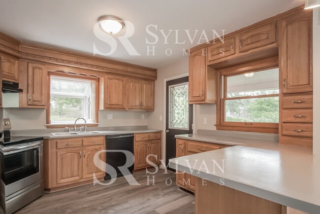 Building Photo - Stunning 3BR, 1.5BA brick home