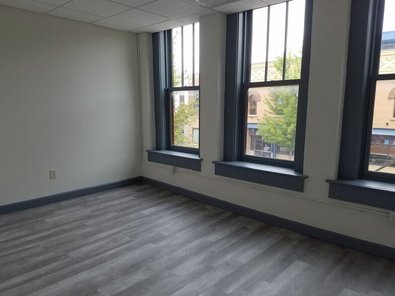 Front Bedroom - 115 W North St