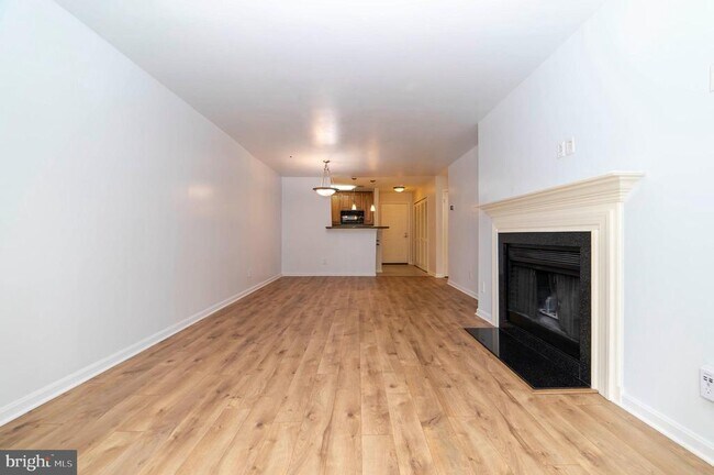 Building Photo - 3176 Summit Square Dr
