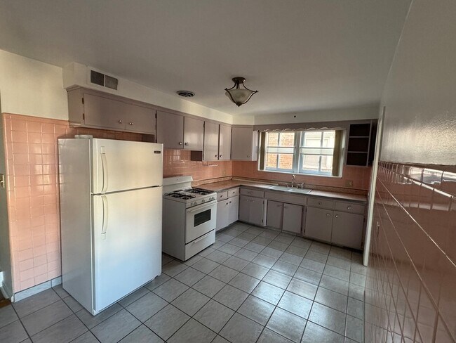 Building Photo - 5746 N Kimball Ave