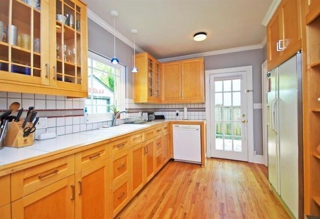 Building Photo - 412 Hilldale Dr