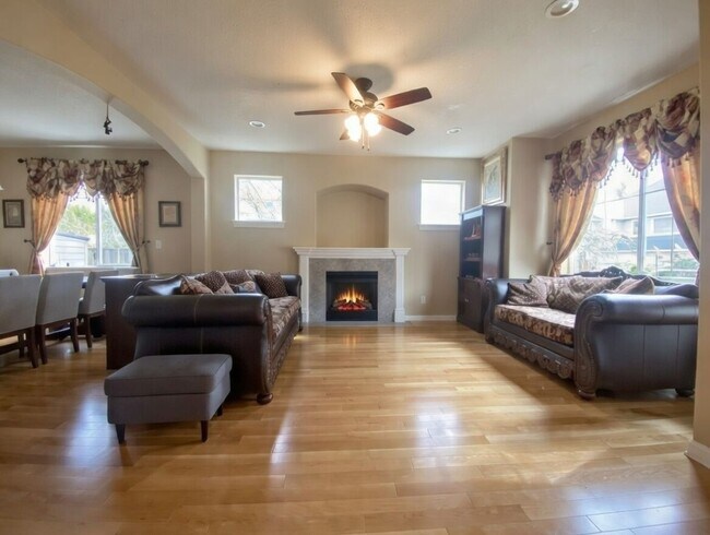 Building Photo - Expansive Orenco Home with 5 Bedrooms, Bonus Room & 3 Full Baths