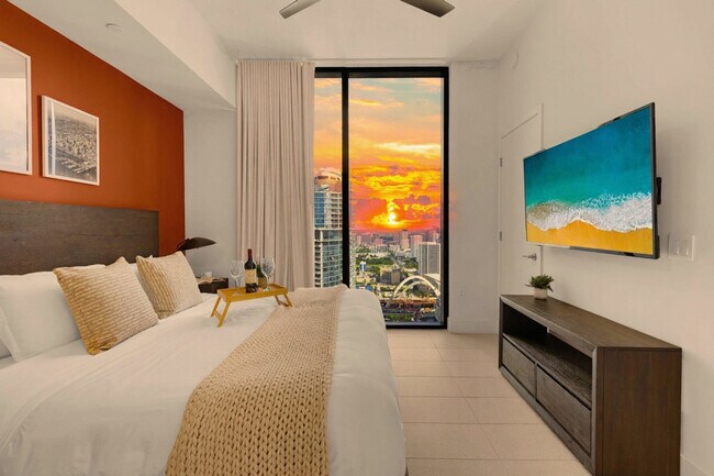 Building Photo - 601 NE 1st Ave