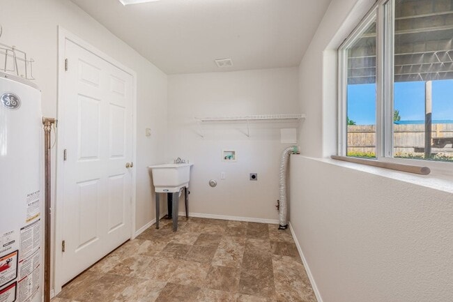 Building Photo - 4 bed 2 bath split level Hayden