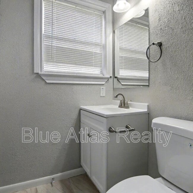 Building Photo - 1613 Continental Dr