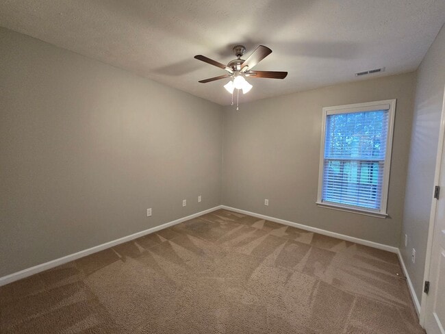 Building Photo - NEW LISTING!!!!!