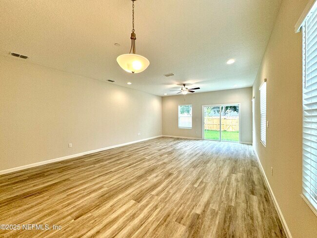 Building Photo - 826 5th Ave S