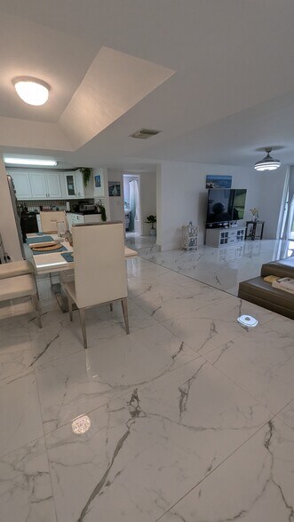 Building Photo - 3670 Inverrary Dr