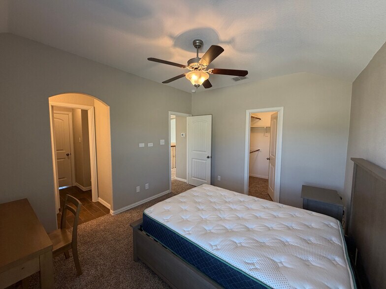 Building Photo - Room in House on Zanna Grace Way