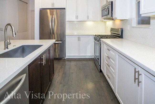 Building Photo - Beautiful Townhome centrally located in Mi...
