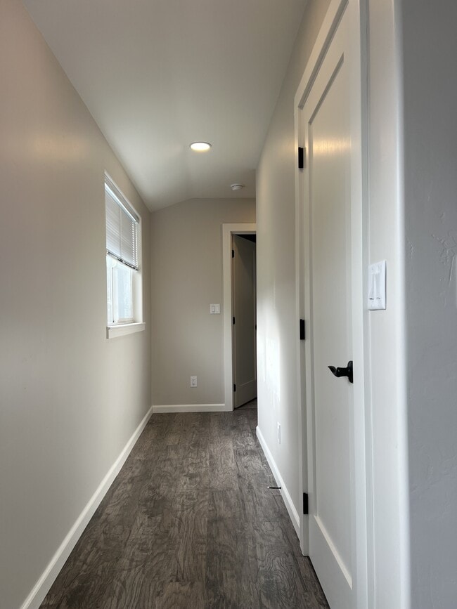 Building Photo - 1755 Glendale Dr