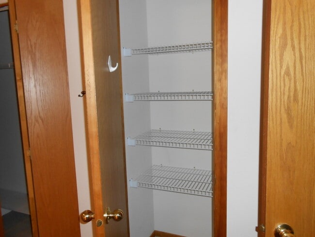 Building Photo - VIDEOTOUR: 2-Bedroom with Garage, close to...