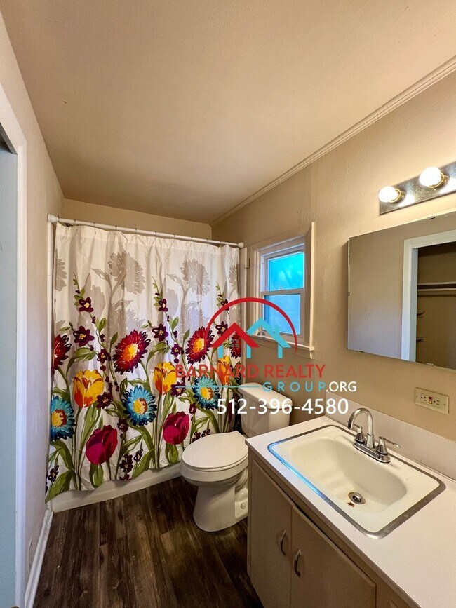 Building Photo - Available March 21: 3 Bed/2 Bath in Established Neighborhood