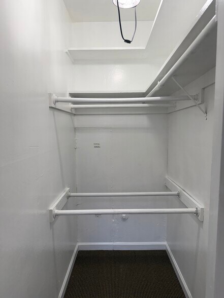 Walk-in Closet - 1586 Albatross Dr