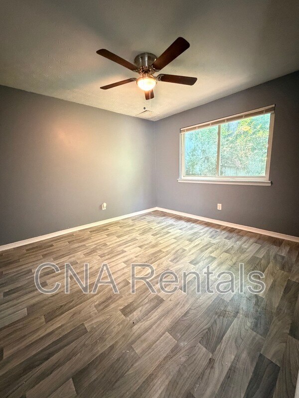Building Photo - 949 Pine Oak Trail