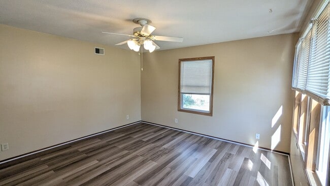 Building Photo - 3-bedroom in Lewis Central