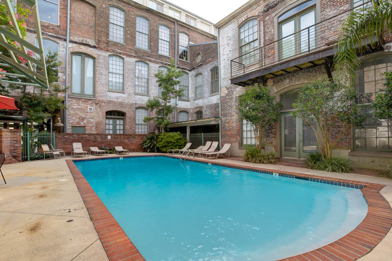 Year-round heated pool - 920 Poeyfarre St