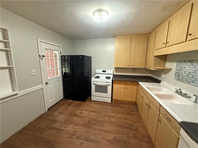 Building Photo - 2210 Ellen Dr