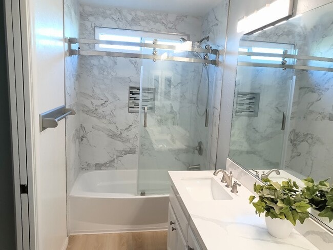 Building Photo - 1620-1624 York Dr