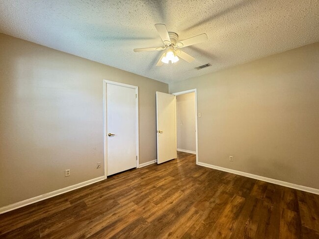 Building Photo - Beautiful 3 Bed 2 Bath Home